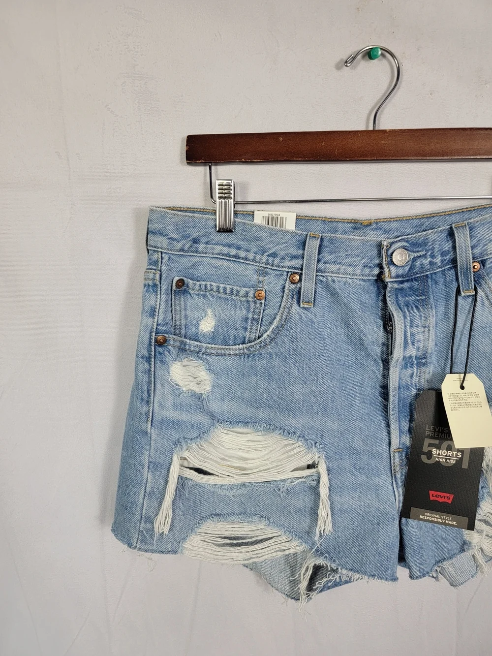 Women's NWT Size 32 Levi's High Rise Distressed Denim Shorts